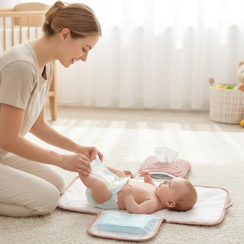 Maman et tapis de change bébé Pratinomade™