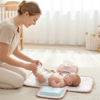 Maman et tapis de change bébé Pratinomade™
