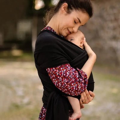 maman portant bébé avec écharpe de portage elasticonfort noir