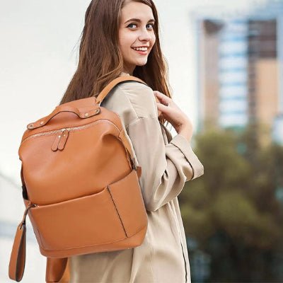 maman portant sac a dos a langer miel