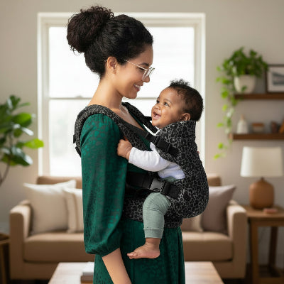 maman souriant avec porte bebe Leopard Leococon™