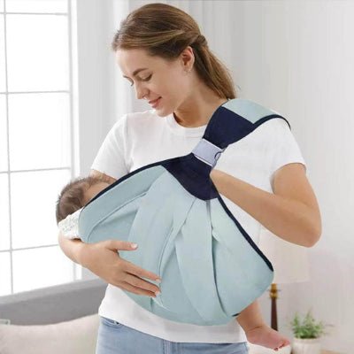 maman souriant avec porte echarpe bebe