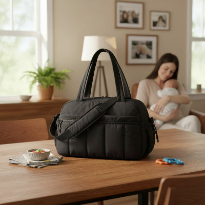 maman souriant avec sac a langer noir EMI™