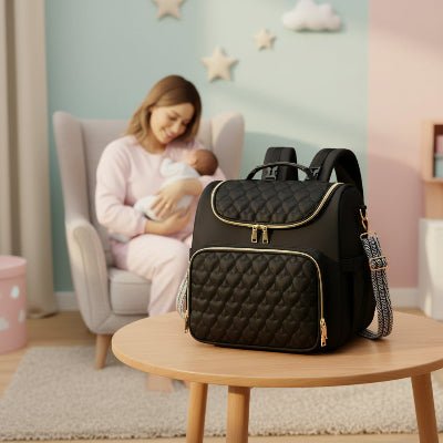 Famille souriant avec sac a dos a langer noir Majestina™