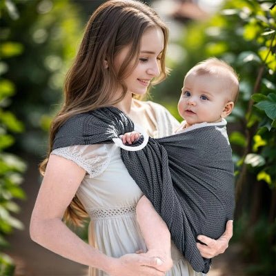 maman souriant et echarpe de portage sling gris foncé