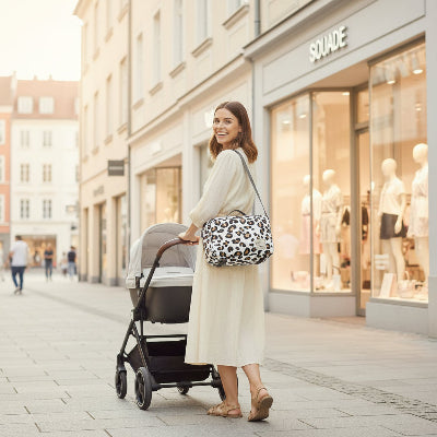 maman souriant et sac a langer leopard Savanelegante™
