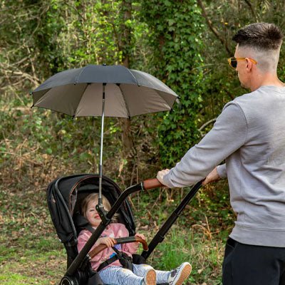 papa et bebe avec ombrelles poussettes Soléon™ gris