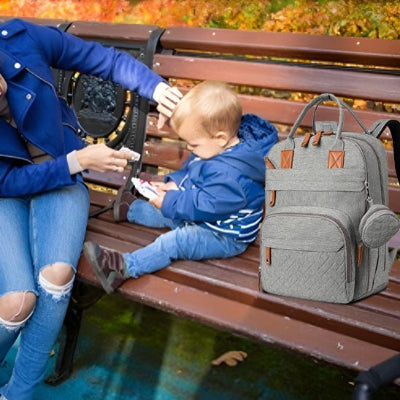 sac à dos à langer avec maman et bébé