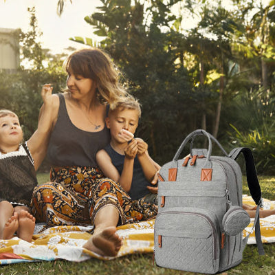 sortie en famille avec sac à dos à langer
